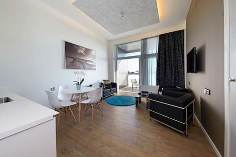 Spacious Apartment with Sunny Balcony for 6