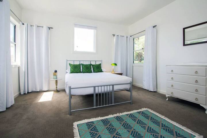 Priestranná piata spálňa obsahuje manželskú posteľ a úložný priestor pre vaše veci.