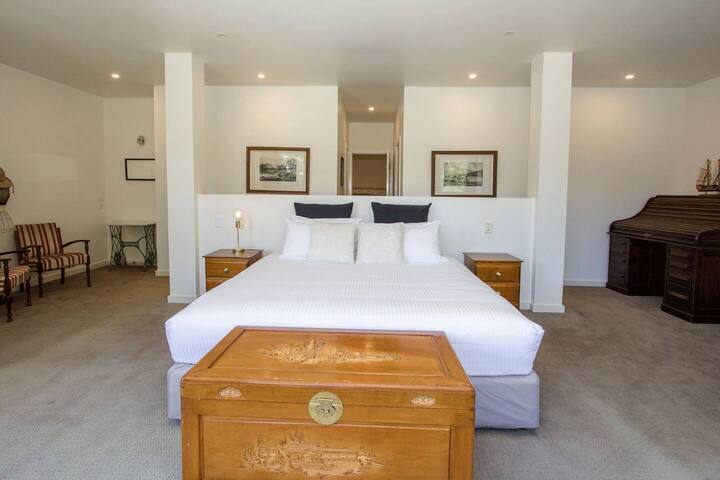 Hlavná spálňa je priestranná s výhľadom na bazén a ponúka manželskú posteľ a vlastnú kúpeľňu.