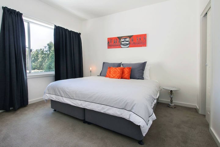 Tretia spálňa ponúka manželskú posteľ a výhľad na zeleň.