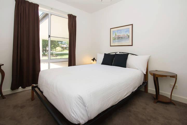 Šiesta spálňa je na prízemí a má manželskú posteľ.