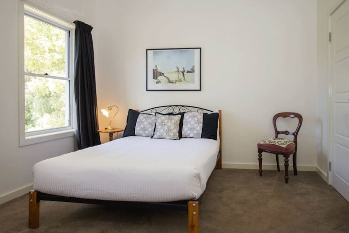 Vo štvrtej spálni na hornom poschodí nájdete manželskú posteľ.