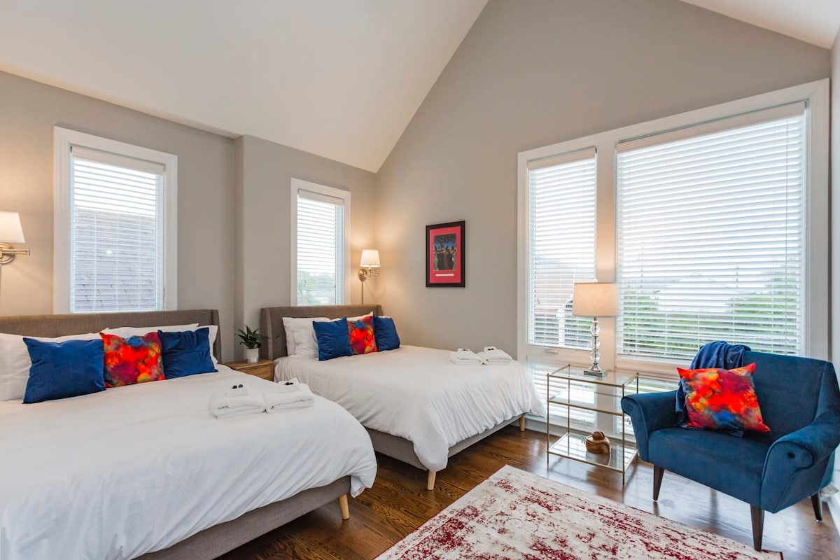 ห้องนอนชั้นบน 2 พร้อมเตียงควีนไซส์ 2 เตียงทีวีตู้เสื้อผ้าขนาดใหญ่และห้องน้ำในตัว