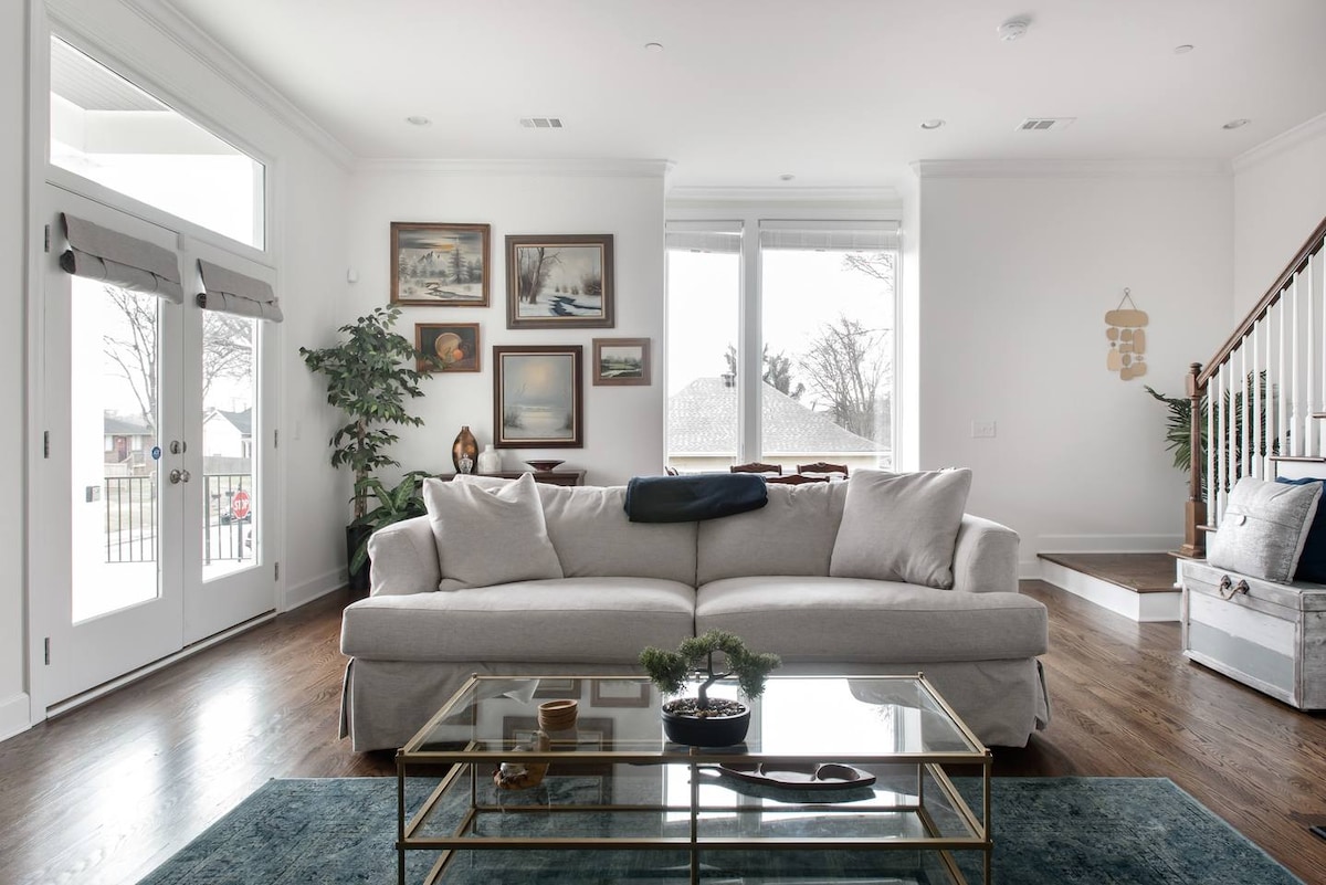 ห้องนั่งเล่นชั้นหลักพร้อมโซฟาปรับนอนและสมาร์ททีวี