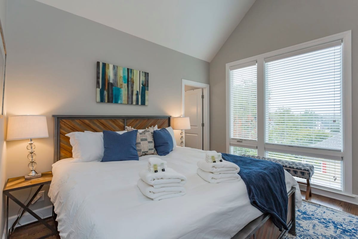 1 ห้องนอนชั้นบนพร้อมเตียงคิงไซส์และห้องน้ำในตัว