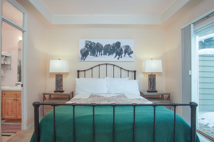 מיטה זוגית בחדר שינה שני