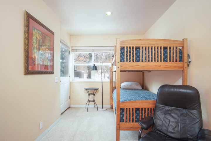 מיטות קומתיים בחדר שינה רביעי