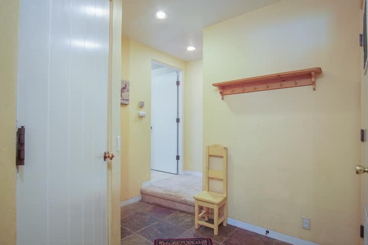 הנוחות פוגשת את הפונקציונליות עם חדר הבוץ בקומה התחתונה שלנו, הממוקם בנוחות מחוץ למוסך. הנכס הזה נועד להיות השער שלכם להרפתקאות בחיק הטבע, ומספק מקום לאחסון מגפיים בוציים, ציוד ספורט ולבוש בחוץ.