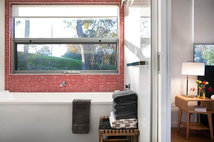 Cinque Hepburn ~ Jacuzzi ~ 5 mins from Daylesford