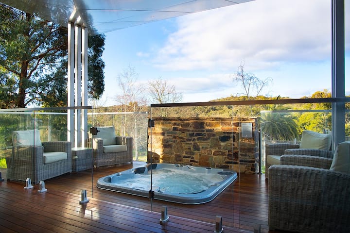 Cinque Hepburn ~ Jacuzzi ~ 5 mins from Daylesford