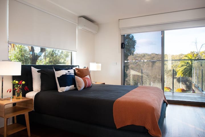 Cinque Hepburn ~ Jacuzzi ~ 5 mins from Daylesford