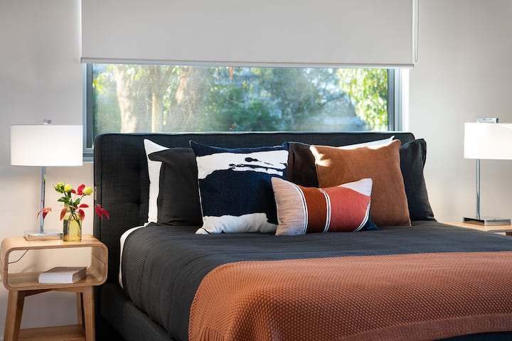 Cinque Hepburn ~ Jacuzzi ~ 5 mins from Daylesford