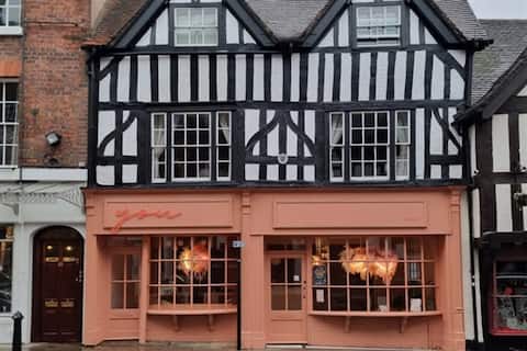 Top Airbnb: Cosy Corner town centre flat + free parking nearby in Shrewsbury