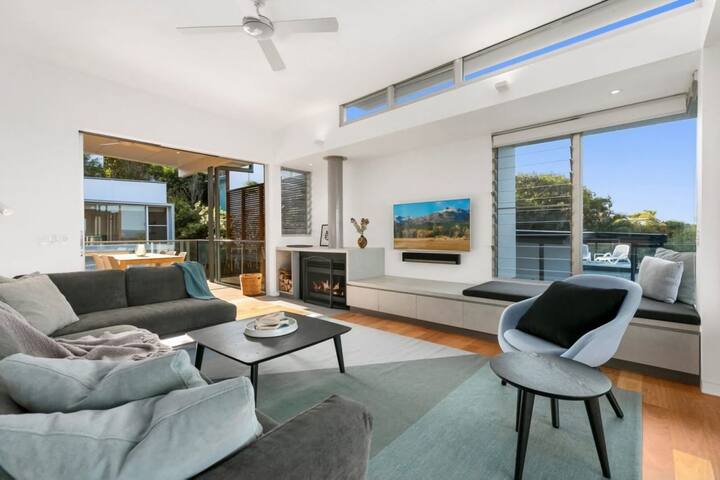 Spectacular Home Stunning Ocean & Headland Views gallery image 4