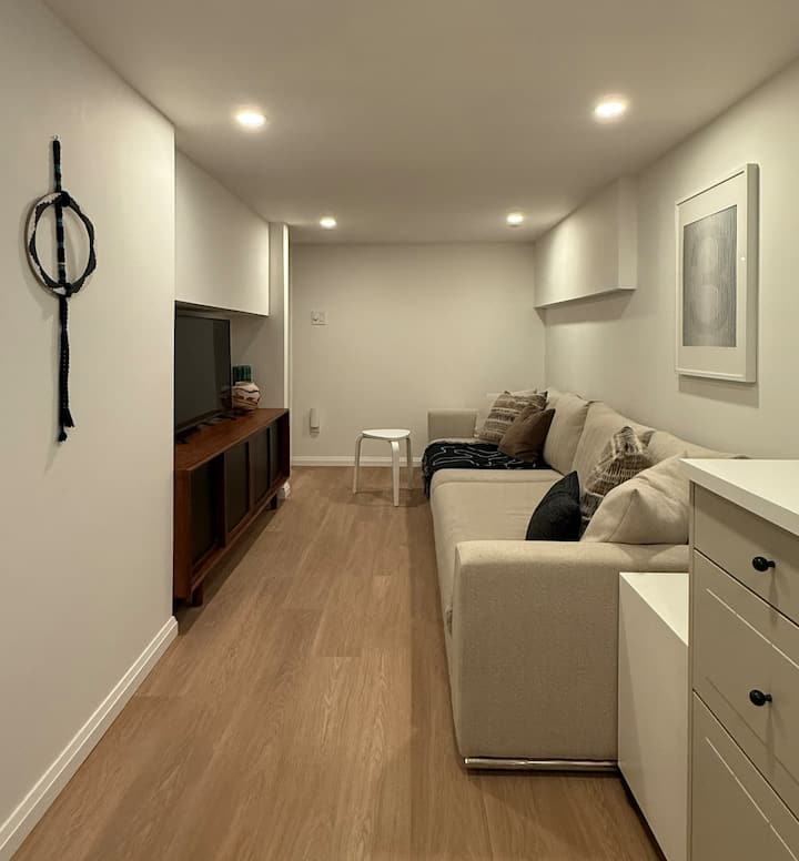 Cozy & Chic Stay | Ossington Station - Toronto