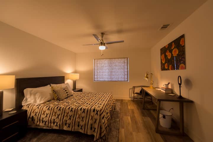 חדר שינה עם פרחי בר: מיטת קווין סייז, צילום יפהפה של פרחי בר מקומיים