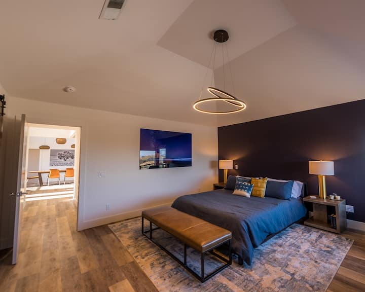 סוויטת הורים: מיטת קינג סייז, צילום לילה במפרץ מורו, כניסה נפרדת לפטיו הראשי