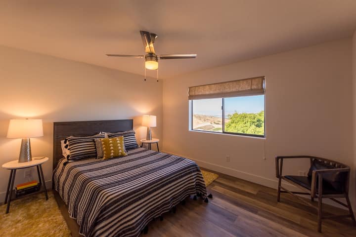 חדר שינה בכרם: מיטת קווין סייז, נוף לכרמים שמסביב