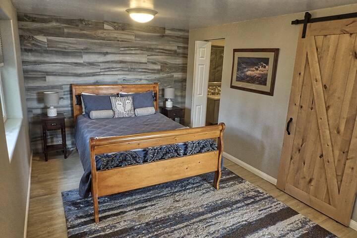 第二间卧室配有套房和带谷仓门的非常大的步入式衣橱