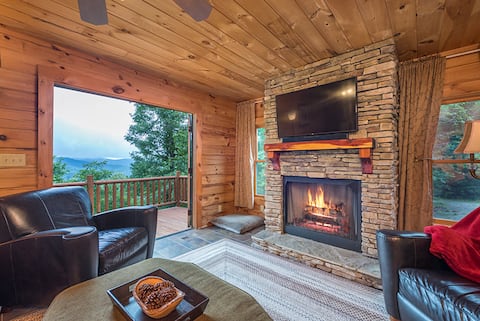Larson Lookout | Log Cabin with Hot Tub & Views!
