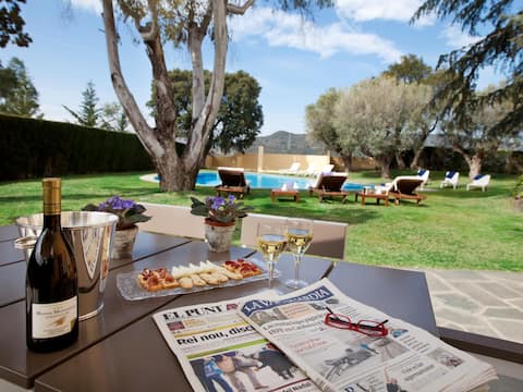 Villa Gaudi - 620 square meter villa with 6 bedrooms in the top of a hill