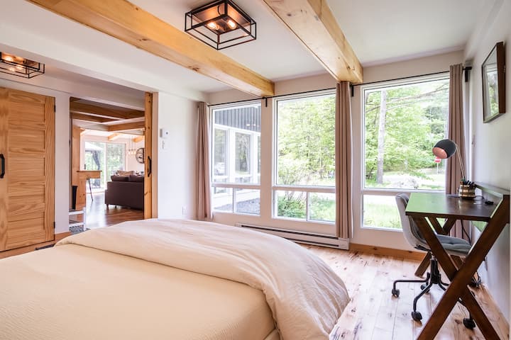 Chalet Scandinave chini ya chumba cha kulala na kitanda cha malkia