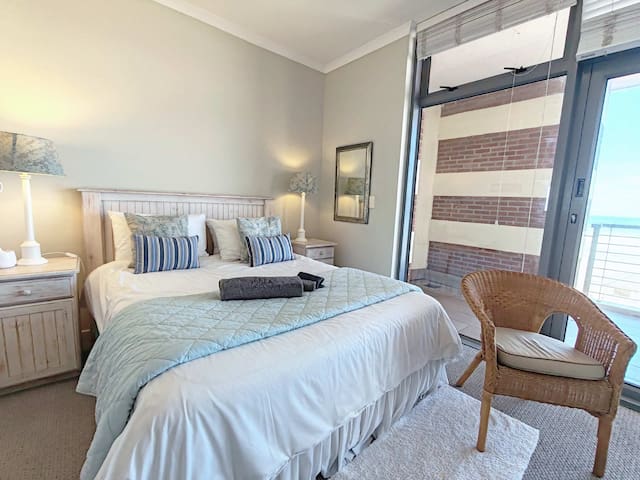 Spacious Seaside Penthouse with Stunning Bay Views gallery image 4