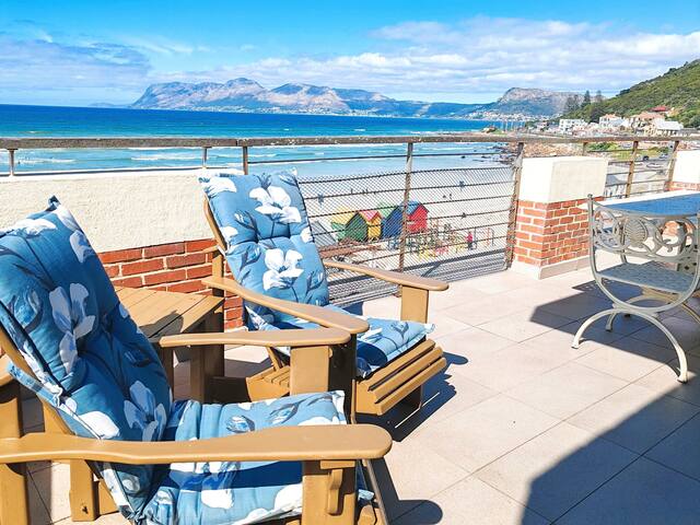 Spacious Seaside Penthouse with Stunning Bay Views gallery image 2