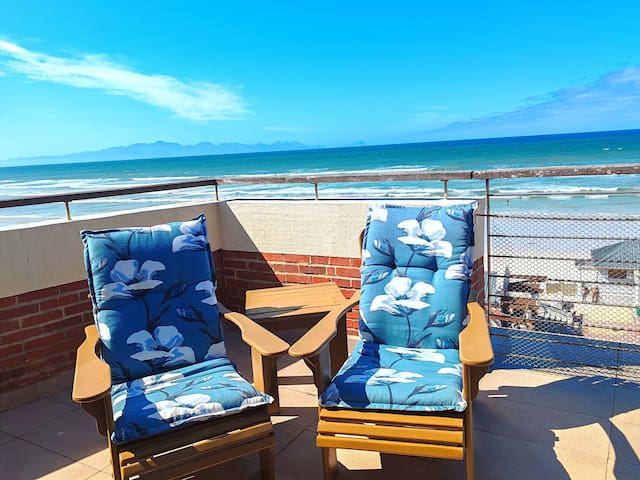 Spacious Seaside Penthouse with Stunning Bay Views gallery image 5