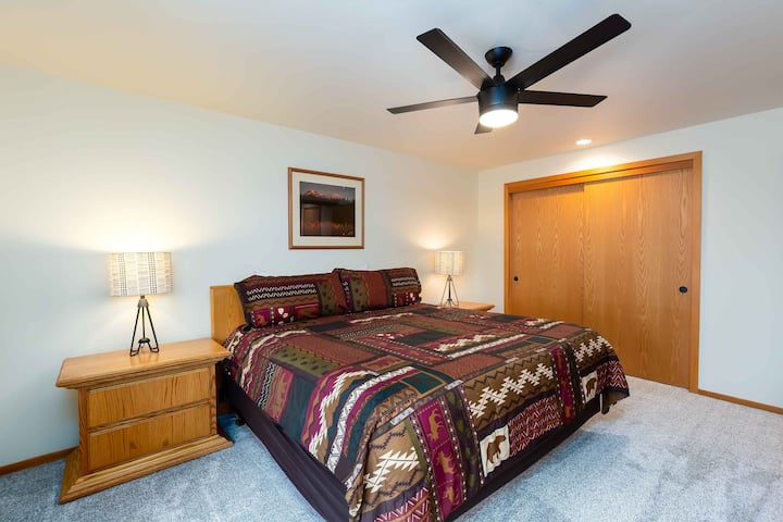 ثم غرفة نوم تضم سرير كينج