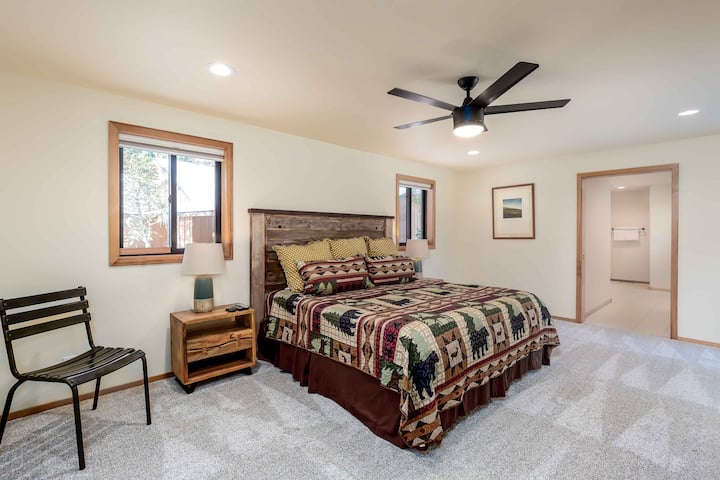 ثم غرفة نوم تضم سرير كينج