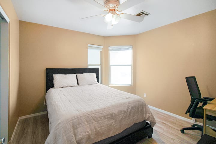 Vnútri, spotrebiče, stropný ventilátor, nábytok, posteľ