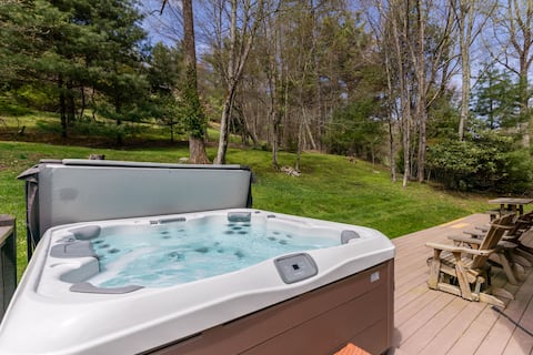 Hemlock Hideaway - Creek, Fire pit, Hot Tub!