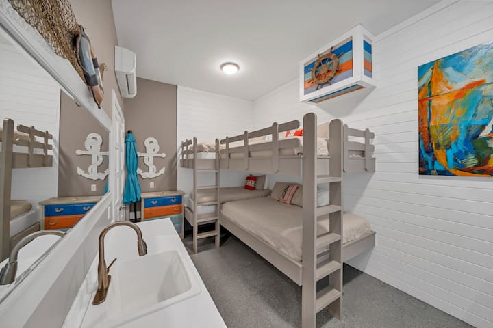 1st Floor Queen over Queen and Twin over Twin Bunk Room
