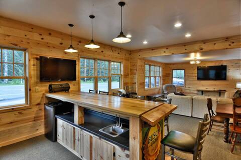 Trailhead Lodge, Clam Lake* Direct trail access!*