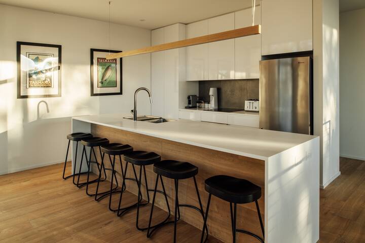 Blessington Beachside Retreat sleep 6 water views gallery image 5