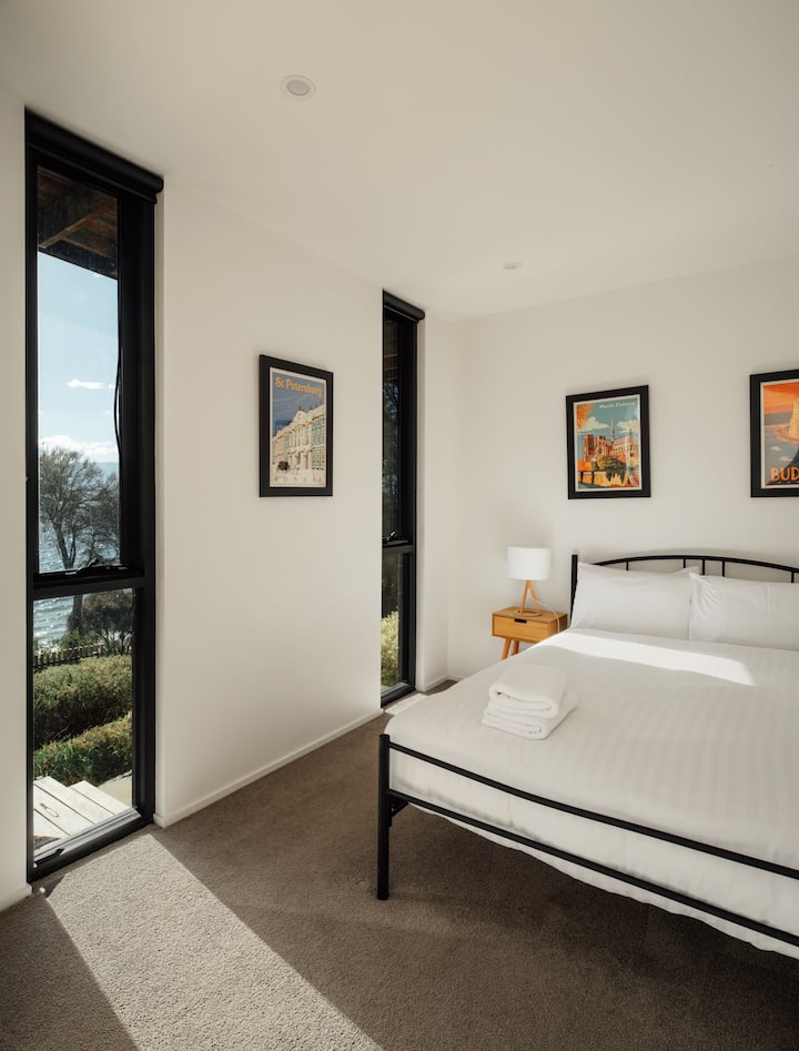 Მესამე საძინებელი, რომელშიც ჩაშენებულია სამოსი, დიდი თეთრი სასრიალო კარის უკან დგას საწოლი დიდი ზომის საწოლით