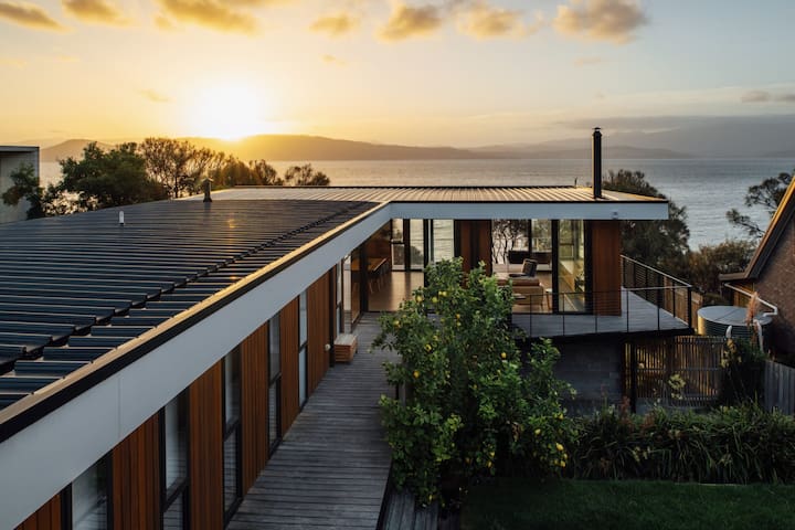 Blessington Beachside Retreat sleep 6 water views.