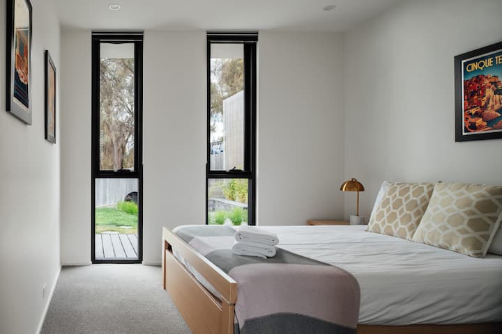 ეკონდის საძინებელი ორადგილიანი საწოლით და ჩაშენებული სამოსით