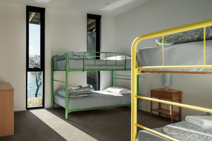 Ორსართულიანი ოთახი (ერთადგილიანი ორსართულიანი საწოლის 2 კომპლექტი)  მიუწვდომელია მოთხოვნის გარეშე -