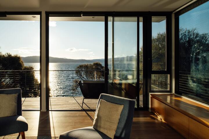 Blessington Beachside Retreat sleep 6 water views gallery image 4