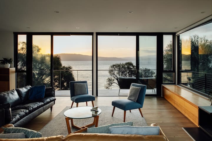 Blessington Beachside Retreat sleep 6 water views gallery image 2