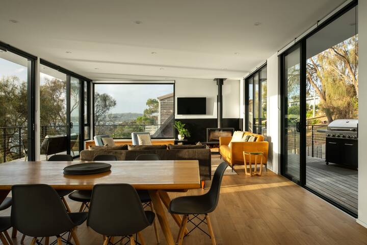 Blessington Beachside Retreat sleep 6 water views gallery image 3