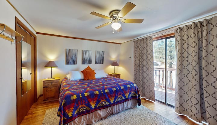 เตียงคิงไซส์ในห้องนอนใหญ่