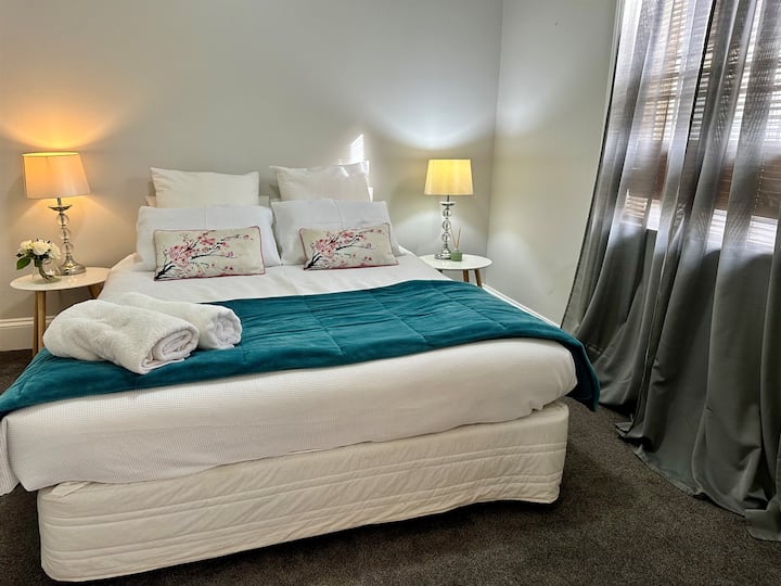 سرير حجم وسط