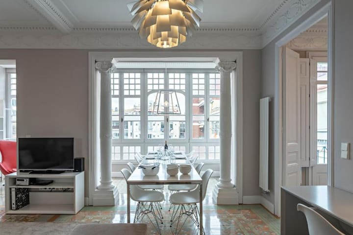 Grand luxury apartment with lots of light gallery image 4