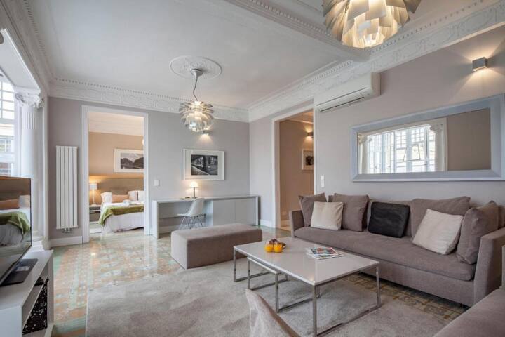 Grand luxury apartment with lots of light gallery image 2