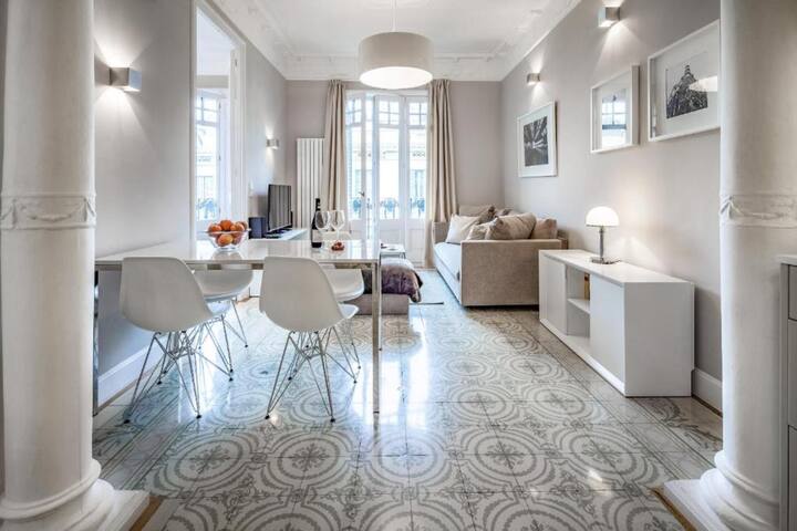 Grand luxury apartment with lots of light gallery image 5