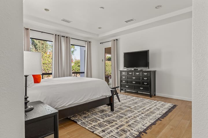 Master bedroom with en suite bath