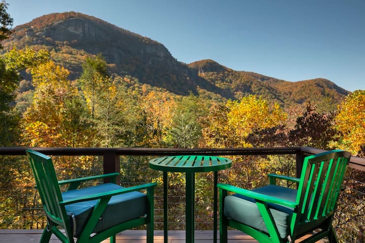 Incredible waterfall & mountain views| hot tub